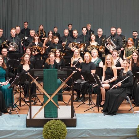 Bild enthält, Adult, Female, Person, Woman, Group Performance, Music, Music Band, Musician, Indoors, Plant