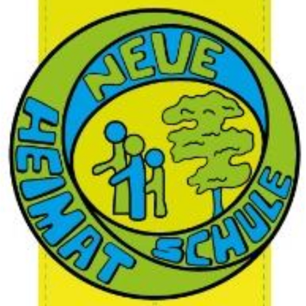 Das Bild zeigt ein kreisförmiges Logo für 'HeimART Schule' mit gelbem Hintergrund, das zwei Figuren und einen Baum in grün und blau umrandet darstellt.
