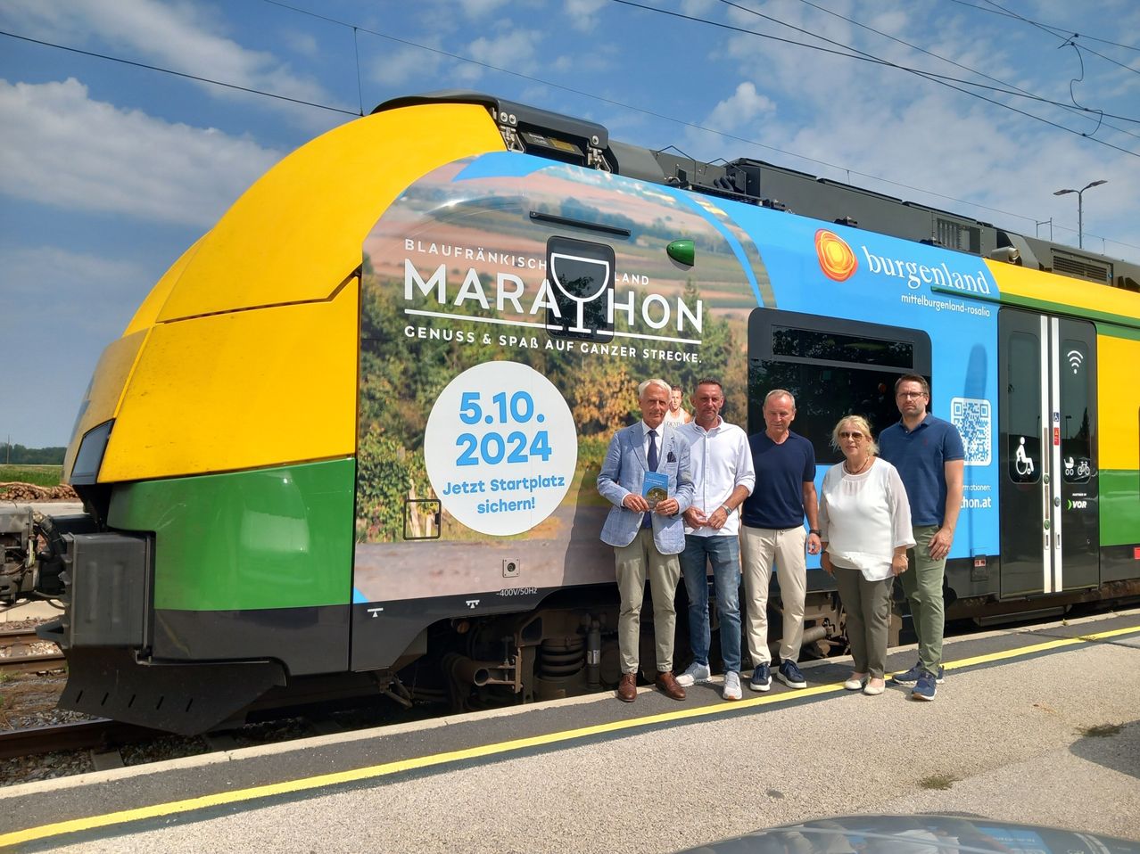 Bild enthält, Person, Railway, Train, Vehicle, Train Station, Jeans, Pants, Car, Shoe, Face
