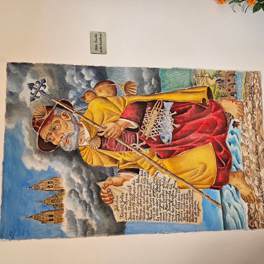 Ein Gemälde eines alten Mannes in Gelb und Rot gekleidet, mit einem Stab und einem Fischernetz, der eine Schriftrolle mit Text hält, vor einem Hintergrund von Wolken und einer Kathedrale.