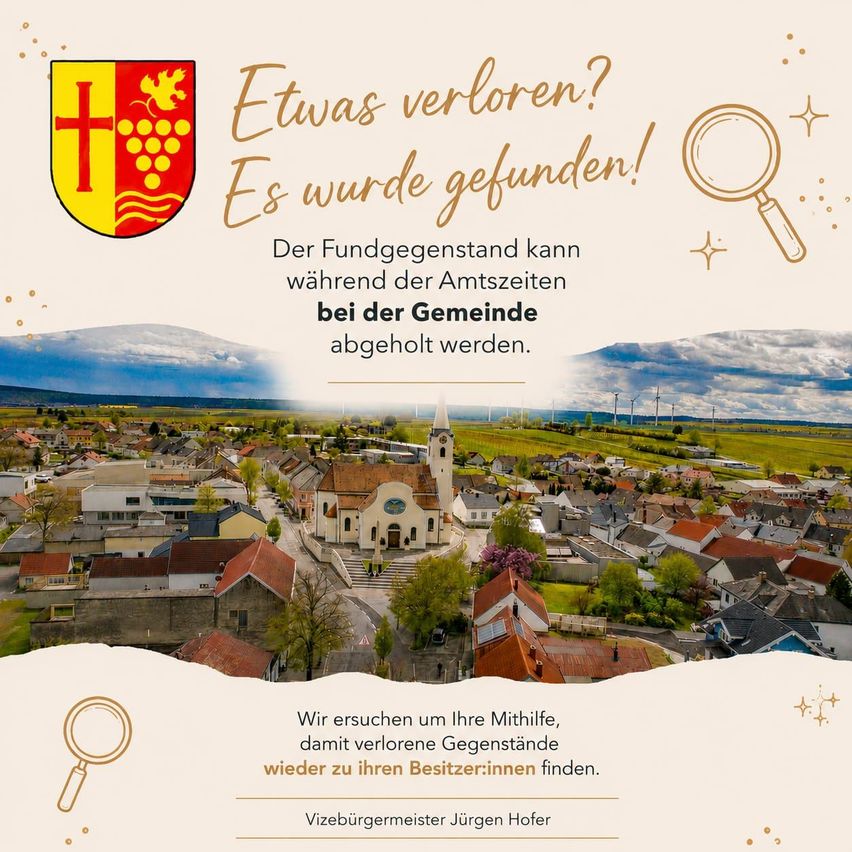 Ein Luftbild eines Dorfes mit einer Kirche, Häusern und einem grünen Feld. Eine Nachricht auf Deutsch lautet 'Etwas verloren? Es wurde gefunden!' und lädt dazu ein, verlorene Gegenstände im Gemeindebüro abzuholen.