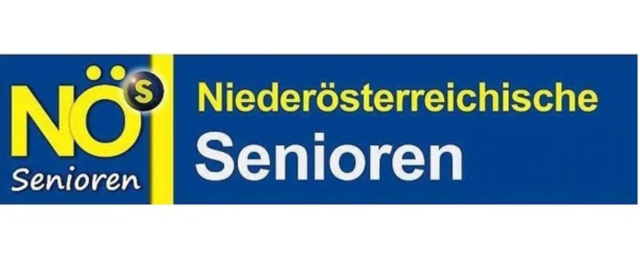 Ein blau-gelbes Schild mit weissem Text 'Niederösterreich Senioren' und einem runden 'S'-Symbol.