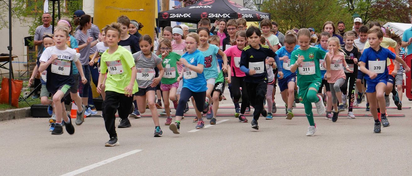 Bild enthält, Desk, Handbag, Shoe, People, Person, Tent, Hat, Running, Marathon, Laptop