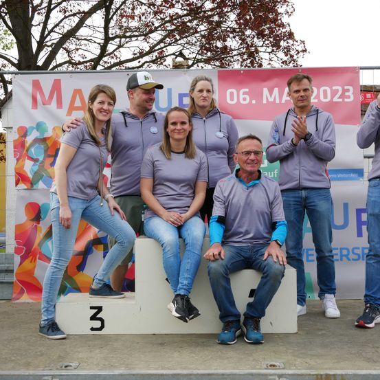 Bild enthält, Pants, People, Person, Groupshot, Shoe, Jeans, Hat, Adult, Male, Man