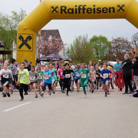 Bild enthält, Desk, Handbag, Shoe, People, Person, Tent, Hat, Running, Marathon, Laptop