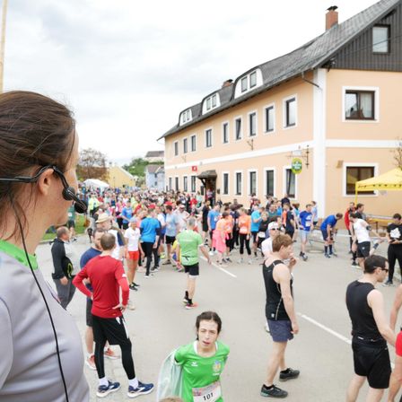 Bild enthält, People, Person, Neighborhood, Shoe, City, Adult, Female, Woman, Hat, Man