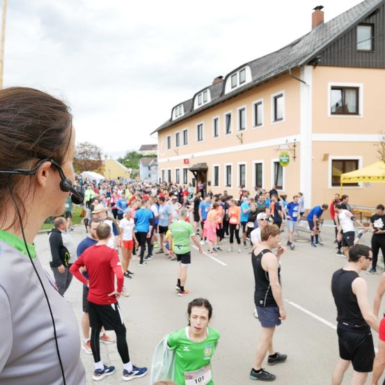 Bild enthält, People, Person, Neighborhood, Shoe, City, Adult, Female, Woman, Hat, Man