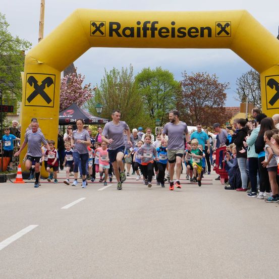 Bild enthält, Shoe, Handbag, Marathon, Person, Running, Tent, Desk, Laptop, Shorts, Hat