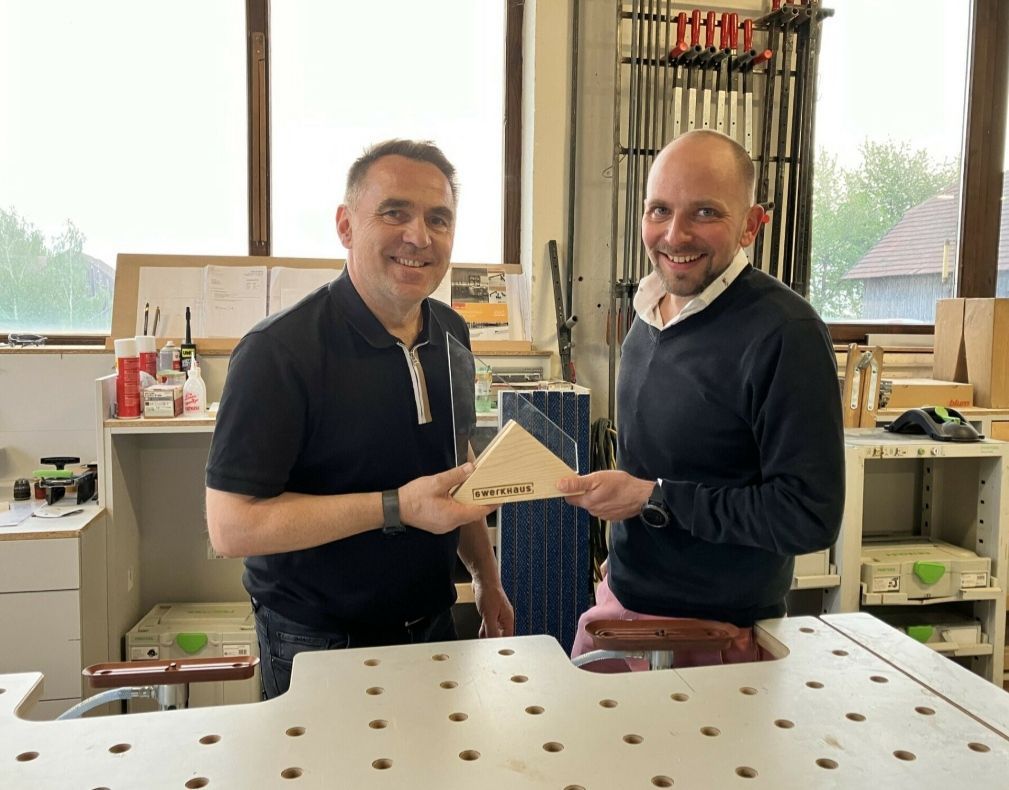 Bild enthält, Plywood, Wood, Adult, Male, Man, Person, Interior Design, Face, Factory, Table