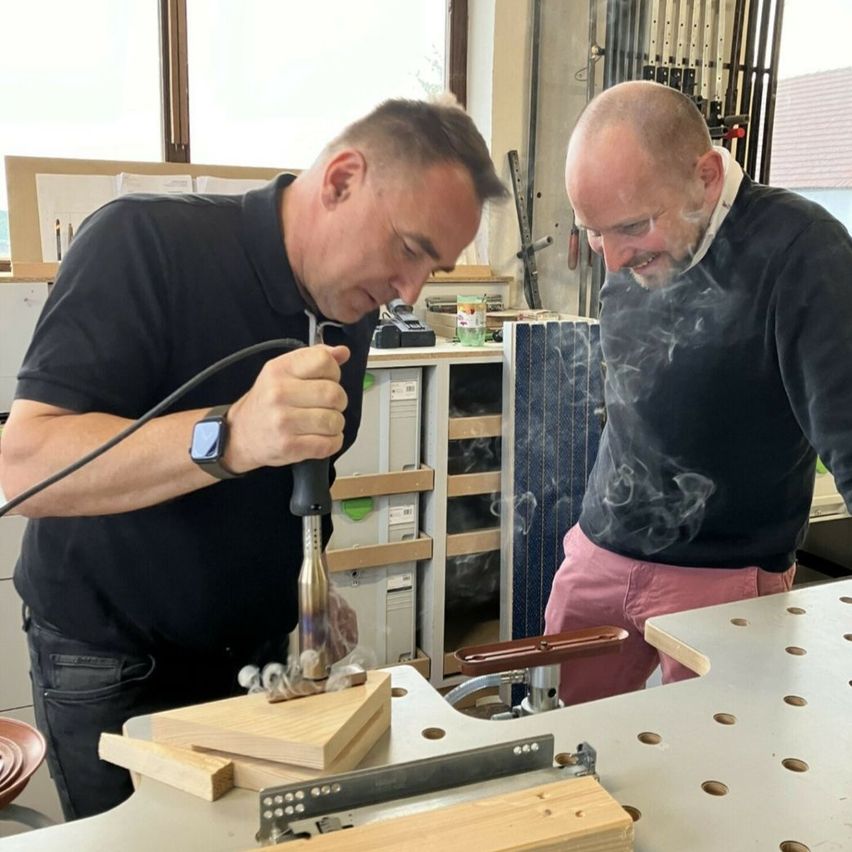 Bild enthält, Adult, Male, Man, Person, Woodworking