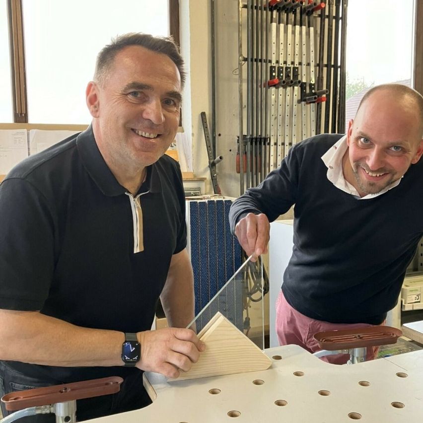 Bild enthält, Adult, Male, Man, Person, Plywood, Wood, Face, Factory