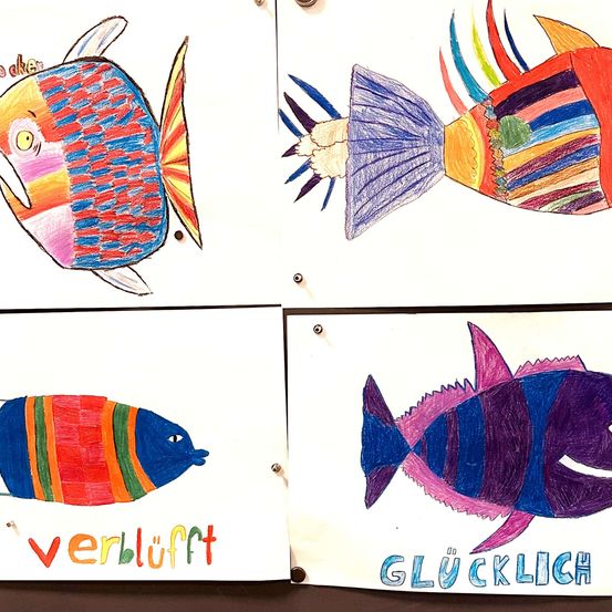 Eine Collage aus vier farbenfrohen Fischzeichnungen. Der Fisch oben links ist mit 'sicher' beschriftet. Der Fisch oben rechts ist mit 'verblüfft' beschriftet. Der Fisch unten links ist mit 'glücklich' beschriftet. Der Fisch unten rechts hat keine Beschriftung.