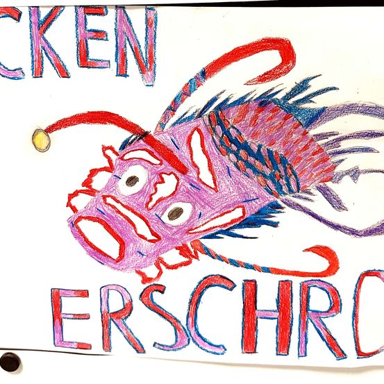Eine handgezeichnete Abbildung eines rosa-blauen Wesens mit den Worten 'Chicken Erschreck' darüber und darunter in Rot geschrieben.