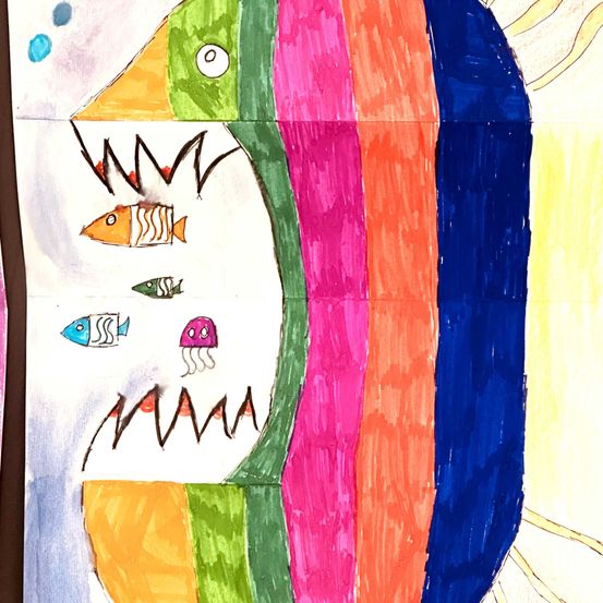 Eine farbenfrohe Zeichnung eines Fisches mit einem Regenbogenmuster auf seinem Körper, mit verschiedenen Fischen und einer Qualle darin. Der Fisch hat einen grünen Kopf, gelbe Flossen und ein gestreiftes Muster auf seinem Körper.