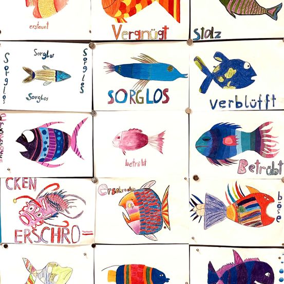 Eine Sammlung von Zeichnungen von Fischen mit deutschen Wörtern darüber geschrieben. Die Wörter beinhalten 'ertaunt', 'Vergnugt', 'Stoltz', 'verbluft', 'betrubt', 'erschreckt', 'erstaun', 'Sorglos' und 'Erscho'.