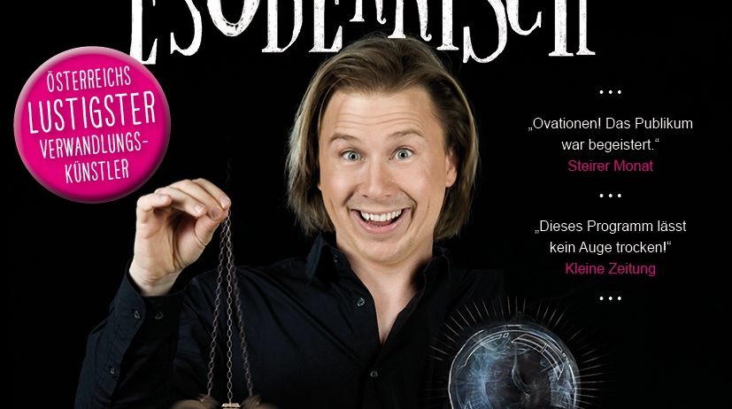 Poster von Gernot Haas Esoterrisch, einem österreichischen Illusionisten, der eine magische Kugel hält. Das Poster ist schwarz mit einem rosa Kreis, auf dem steht Österreichs lustigster Transformationskünstler.