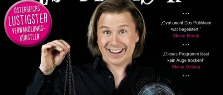 Poster von Gernot Haas Esoterrisch, einem österreichischen Illusionisten, der eine magische Kugel hält. Das Poster ist schwarz mit einem rosa Kreis, auf dem steht Österreichs lustigster Transformationskünstler.