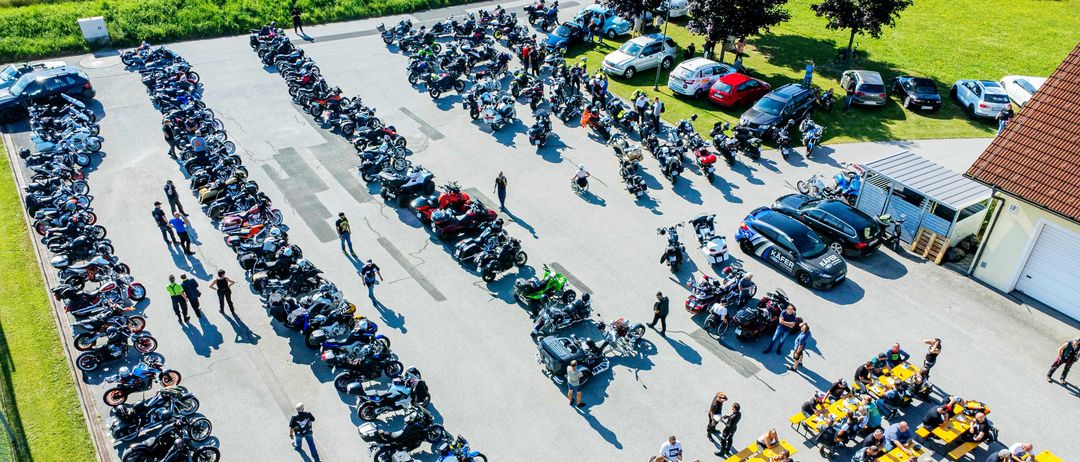 Bild enthält, Outdoors, Motorcycle, Transportation, Vehicle, Car, Aerial View, Person, Parking Lot
