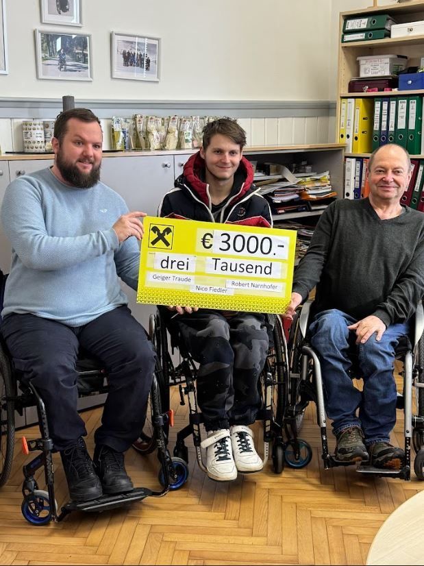 Bild enthält, Furniture, Adult, Male, Man, Person, Boy, Teen, Chair, E-scooter, Photo Frame