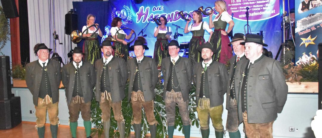 Bild enthält, Stage, People, Person, Lighting, Shoe, Speaker, Adult, Male, Man, Glasses