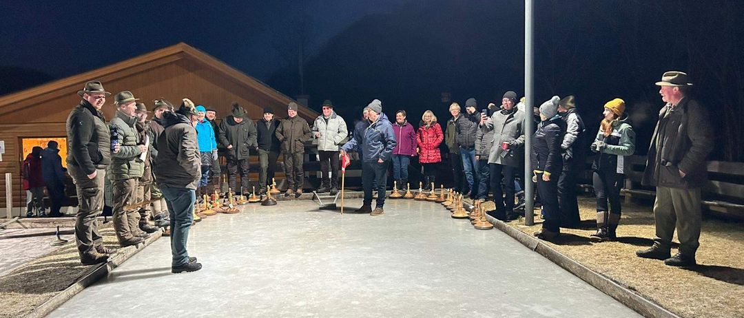 Bild enthält, Clothing, Coat, Adult, Male, Man, Person, People, Lighting, Footwear, Shoe