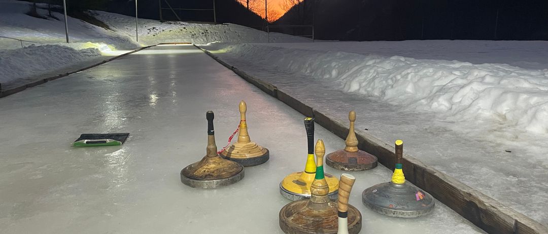 Bild enthält, Curling, Sport, Outdoors, Nature, Boat, Transportation, Vehicle