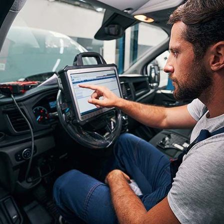 Bild enthält, Adult, Male, Man, Person, Driving, Transportation, Vehicle, Head