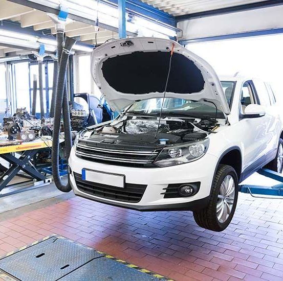 Bild enthält, Architecture, Building, Factory, Manufacturing, Workshop, Machine, Wheel, Car, Transportation, Vehicle