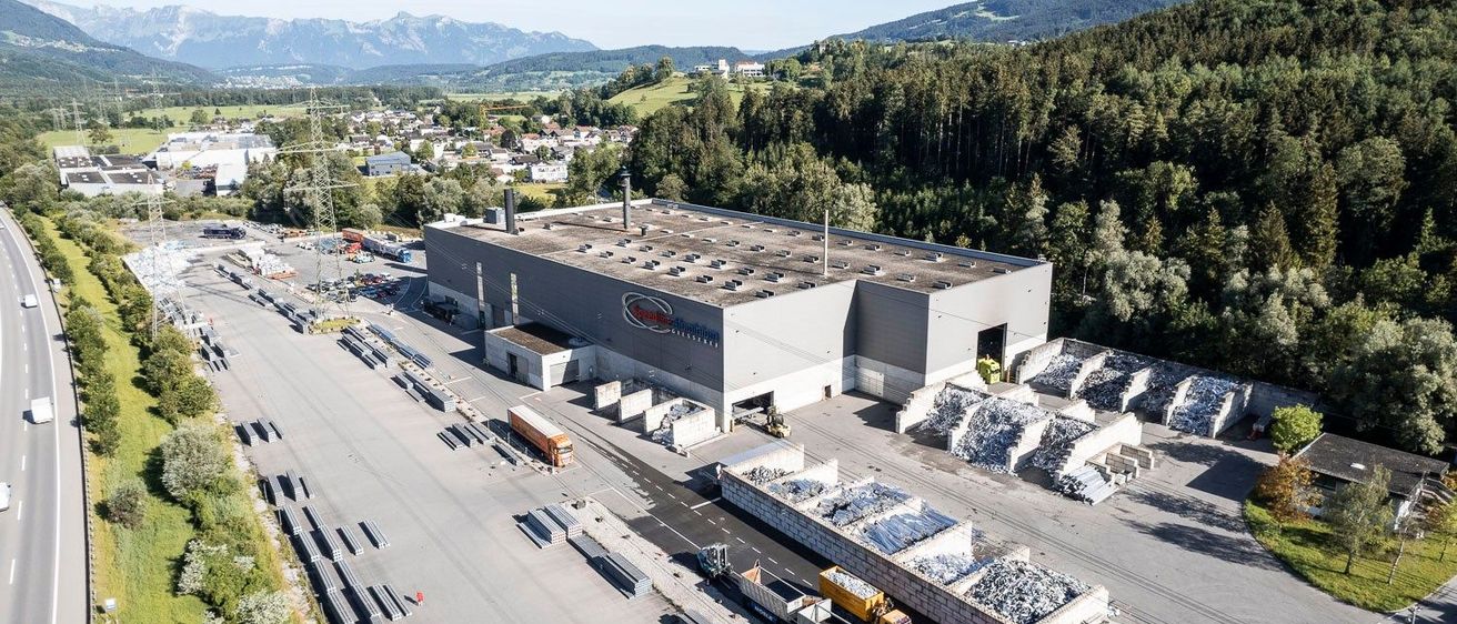 Bild enthält, Outdoors, Transportation, Truck, Vehicle, Architecture, Building, Aerial View, Car, Parking Lot