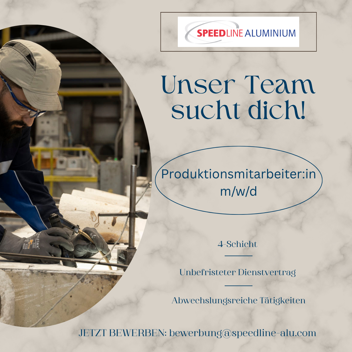 Ein Mann arbeitet in einer Fabrik. Das Logo von Speedline Aluminium ist zu sehen. Der Text lautet: 'Unser Team sucht dich!' Unten steht ein Aufruf zur Bewerbung für eine Stelle als Produktionsmitarbeiter.
