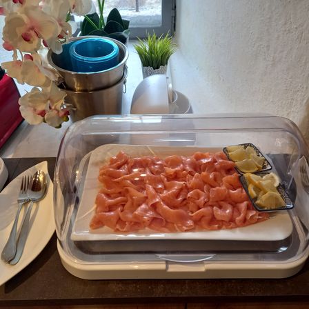 Bild enthält, Meal, Cutlery, Cafeteria, Dish, Fork, Plant, Flower, Car, Spoon, Plate