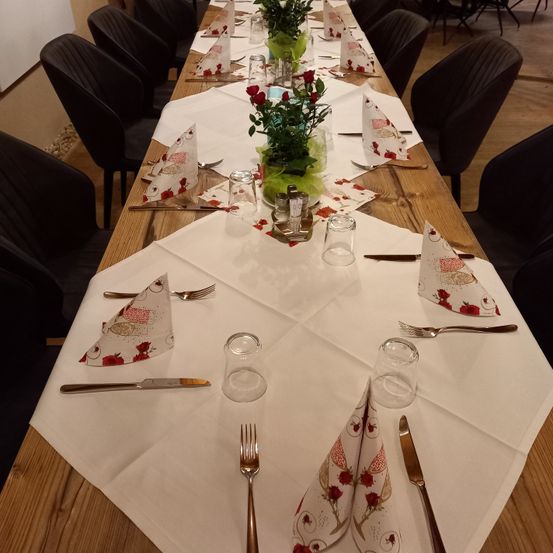 Bild enthält, Flower, Flower Arrangement, Flower Bouquet, Furniture, Table, Tabletop, Dining Table, Wood, Cutlery, Fork