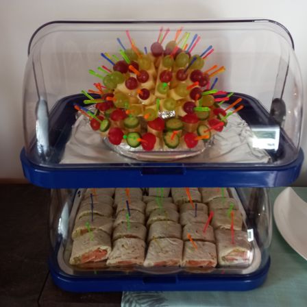 Bild enthält, Food, Lunch, Meal, Food Presentation, Dish, Cafeteria, Restaurant, Flower, Plant, Flower Bouquet