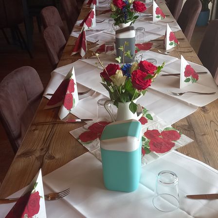 Bild enthält, Flower, Flower Arrangement, Furniture, Table, Tabletop, Flower Bouquet, Dining Table, Dining Room, Chair, Rose