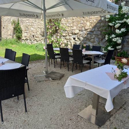 Bild enthält, Flower, Flower Arrangement, Plant, Furniture, Table, Flower Bouquet, Dining Table, Tabletop, Chair, Patio