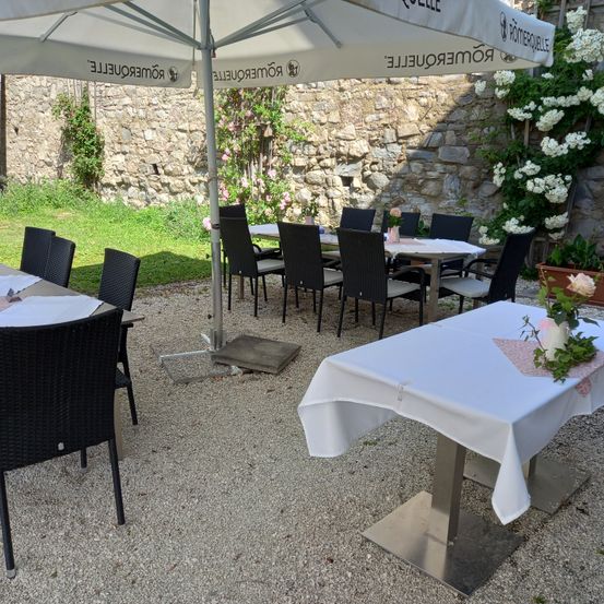 Bild enthält, Flower, Flower Arrangement, Plant, Furniture, Table, Flower Bouquet, Dining Table, Tabletop, Chair, Patio