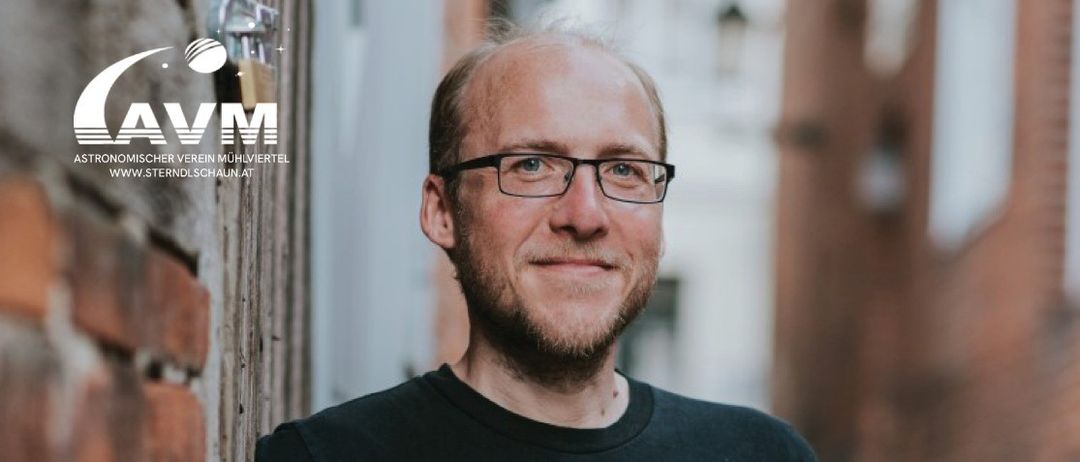 Ein Mann steht vor einer Ziegelmauer und trägt ein schwarzes Revenge-Shirt. Der Text auf dem Shirt ist auf Deutsch. Das Datum ist der 4. Dezember.