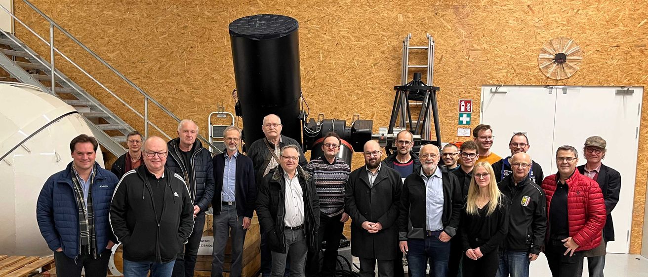 Bild enthält, Groupshot, Person, People, Adult, Male, Man, Coat, Glasses, Pants, Shoe