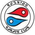 Das Logo des Bushido Karate Clubs zeigt zwei Fische in Rot und Blau, die Harmonie und Gleichgewicht symbolisieren. Der Name des Clubs steht in Schwarz am unteren Rand.