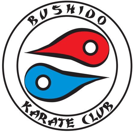 Das Logo des Bushido Karate Clubs zeigt zwei Fische in Rot und Blau, die Harmonie und Gleichgewicht symbolisieren. Der Name des Clubs steht in Schwarz am unteren Rand.