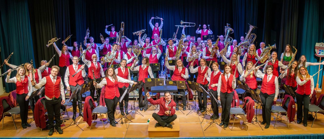 Bild enthält, Group Performance, Person, Adult, Female, Woman, Music, Musical Instrument, Musician, Performer, Music Band