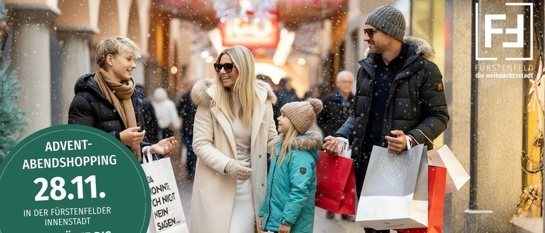 Eine vierköpfige Familie, bestehend aus zwei Erwachsenen und zwei Kindern, geht auf einer verschneiten Straße. Sie halten Einkaufstüten in den Händen. Die Frau in der Mitte trägt einen mit Fell gefütterten Mantel, während der Mann auf der rechten Seite eine Mütze trägt. Das Mädchen auf der linken Seite hat einen Schal.