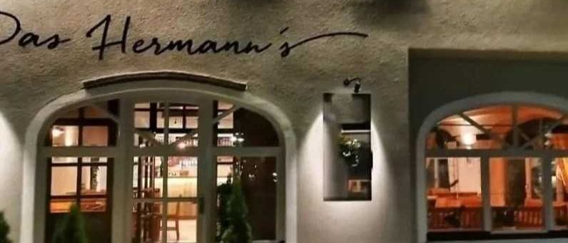 Bild enthält, Building, Hotel, Plant, Potted Plant, Lighting, Door, Indoors, Shop, Housing, Villa