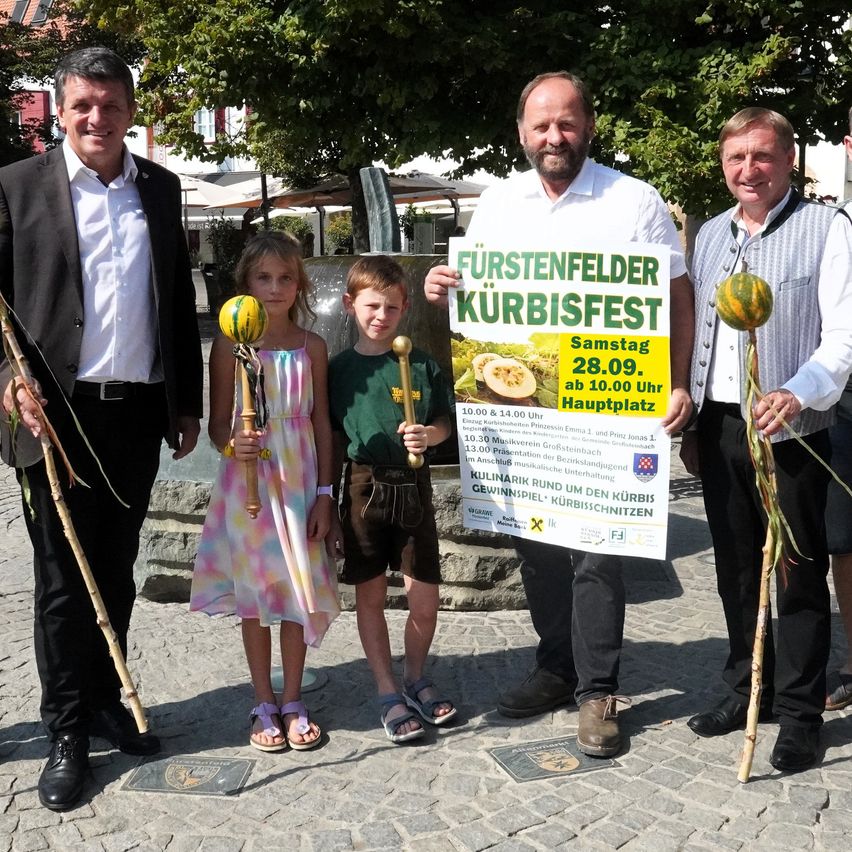 Bild enthält, People, Person, Path, Photography, Portrait, Walking, Adult, Male, Man, Pants