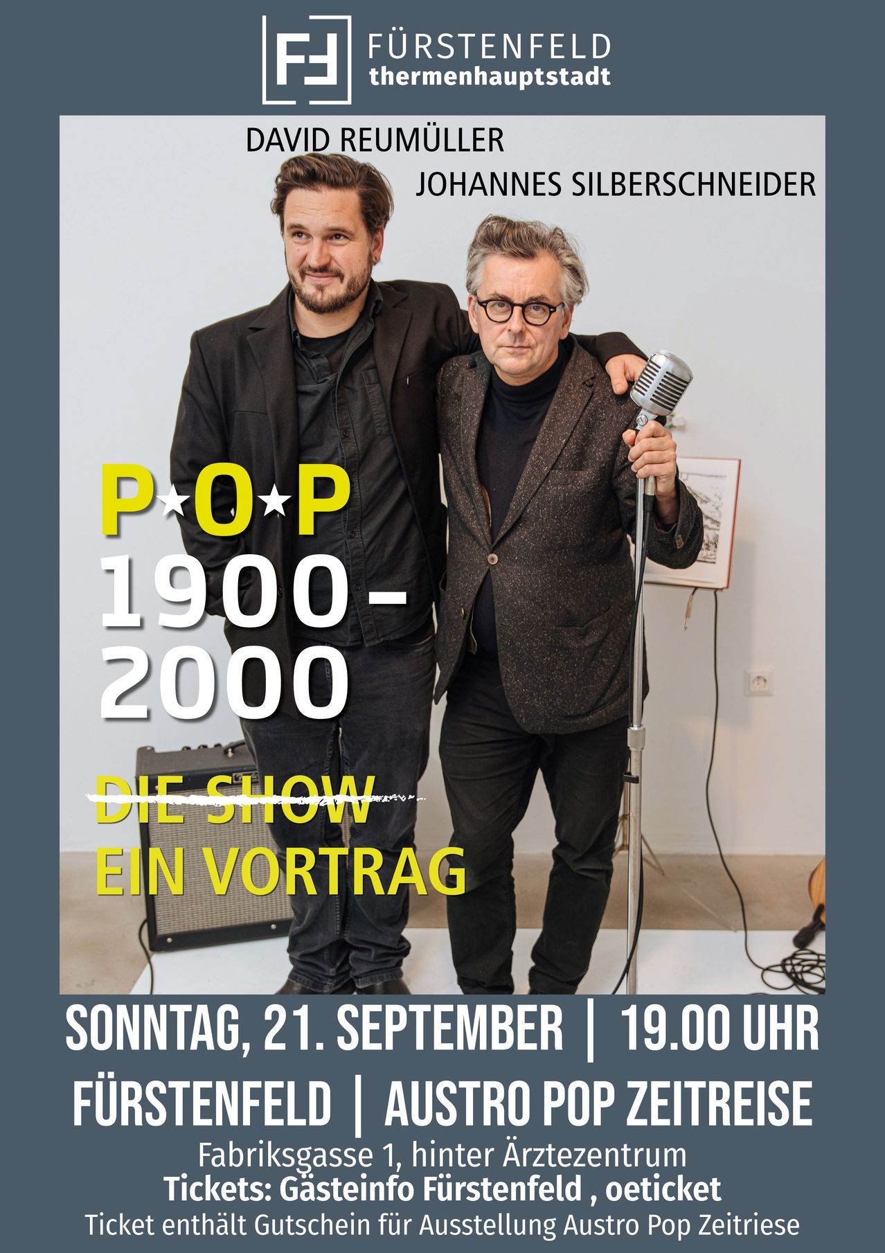 Zwei Männer stehen nebeneinander, einer hält ein Mikrofon, beide in schwarz gekleidet. Der Text lautet 'POP 1900-2000', 'Die Show Ein Vortrag'. Geplant für Sonntag, 21. September, um 19:00 Uhr.
