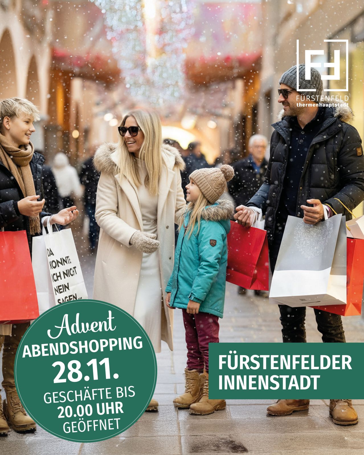 Eine Familie geht während der Winterferien einkaufen, einer hält Einkaufstüten. Ein Mann und eine Frau lächeln, und ein Kind schaut nach oben. Sie sind von Schnee umgeben.