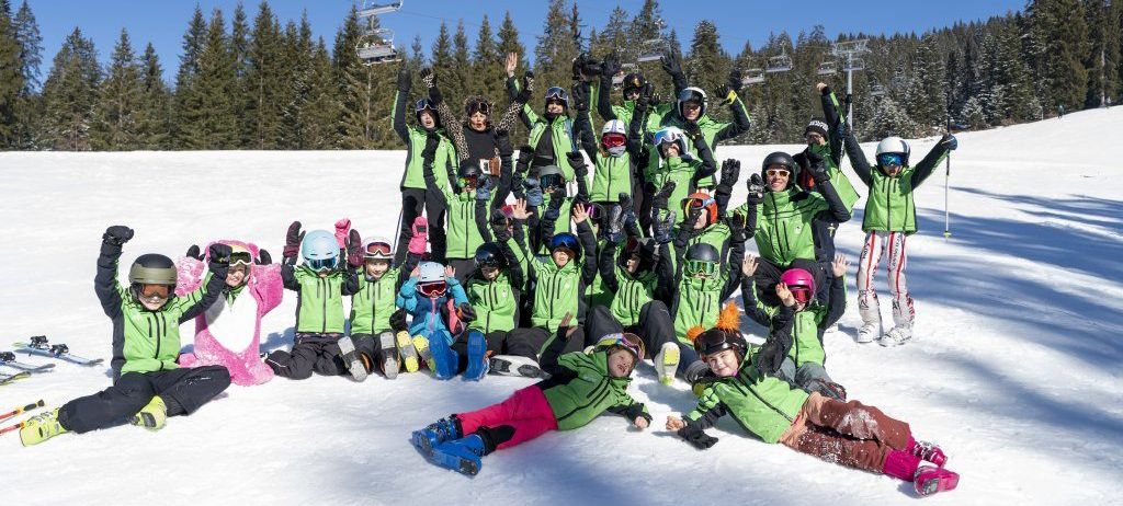 Bild enthält, People, Person, Outdoors, Nature, Child, Female, Girl, Glove, Adult, Man