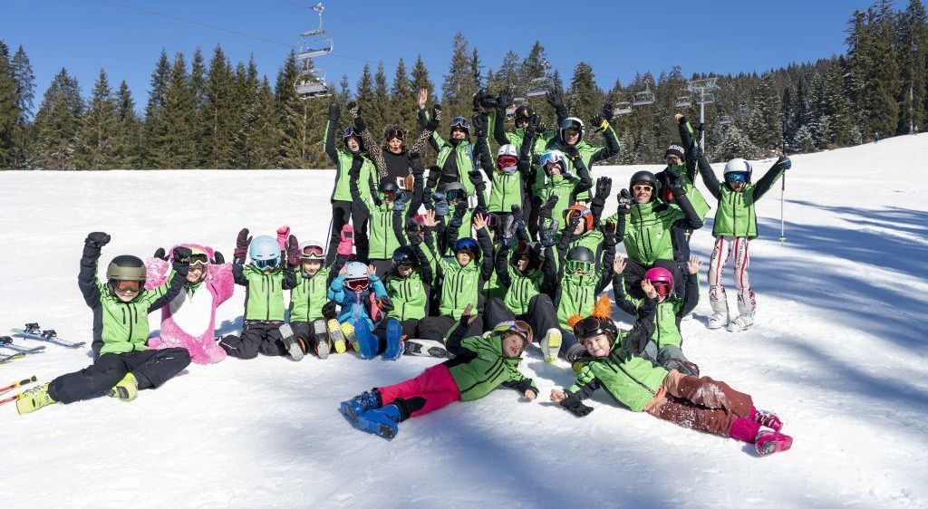 Bild enthält, People, Person, Outdoors, Nature, Child, Female, Girl, Glove, Adult, Man