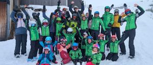 Bild enthält, Nature, Outdoors, People, Person, Baby, Glove, Snow, Helmet, Groupshot, Face
