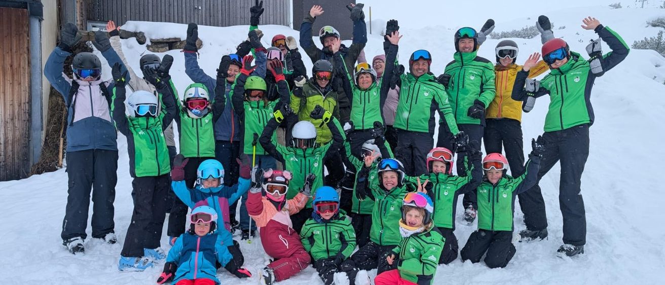 Bild enthält, Nature, Outdoors, People, Person, Baby, Glove, Snow, Helmet, Groupshot, Face